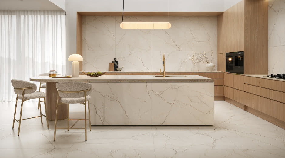 Marmur, światło, faktura: zmysłowe wnętrza z nowymi kolekcjami płytek Opoczno z technologią True Touch®