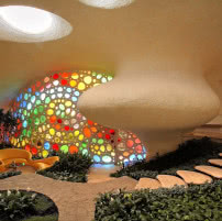 Ten dom przypomina muszlę ślimaka! I tak jak ona ma spiralny układ