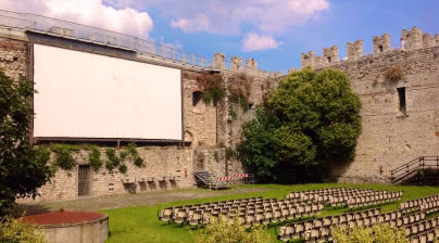 Na dachu, na molo, nad brzegiem jeziora - najlepsze kina plenerowe i letnie seanse