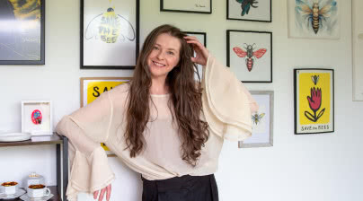 Pszczoły w designie: sztuka na rzecz bioróżnorodności. Jubileuszowa edycja akcji Together for Bees w Warszawie