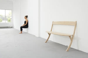 Drewniana ławka Leaning od Izabeli Bołoz